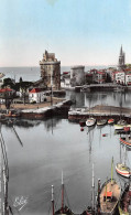 17 LA ROCHELLE Vieux Bateaux De Pêche Dans Le Vieux Bassin à Flot Et Les Tours Carte Colorisé  (Scans R/V) N° 27 \ML4066 - La Rochelle