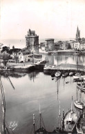 17 LA ROCHELLE Vieux Bateaux De Pêche Dans Le Vieux Bassin à Flot Et Les 3 Tours  (Scans R/V) N° 26 \ML4066 - La Rochelle