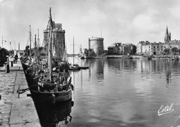 17 LA ROCHELLE  Le Port Bateaux à Quai (Scans R/V) N° 41 \ML4066 - La Rochelle