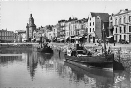 17 LA ROCHELLE  Le Port Bateaux De L'île D'Oléron Et Magasin Aux 100.000 Paletots (Scans R/V) N° 43 \ML4066 - La Rochelle