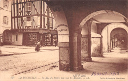 17 LA ROCHELLE  La Rue Du Palais Vue Sous Les Arcades  (Scans R/V) N° 12 \ML4067 - La Rochelle