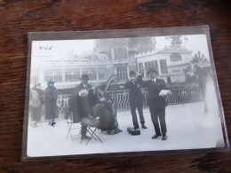 06 Nice Carte Photo Musiciens Devant Le Casino Tache De Rouille Au Dos - Otros & Sin Clasificación