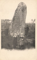 Pont Aven * Le Menhir De Kerangosker * Pierre Monolithe Mégalithe Dolmen Enfant Coiffe Costume Coiffes - Pont Aven