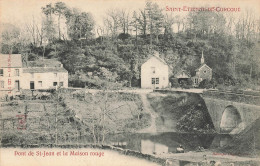 St étienne De Corcoué * La Maison Rouge Et Le Pont De St Jean * Village - Autres & Non Classés