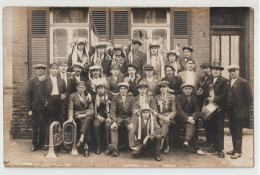 CARTE PHOTO - GROUPE DE CONSCRITS -  " VIVE LA CLASSE "  ( SUR CASQUETTES )  MUSIQUE ( TAMBOURS ET TUBAS )  DRAPEAU - - A Identifier