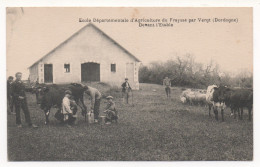 VERGT    24  DORDOGNE PERIGORD - ECOLE DÉPARTEMENTALE D'AGRICULTURE DU FRAYSSE PAR VERGT - DEVANT L'ETABLE - Sonstige & Ohne Zuordnung