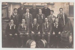 CARTE PHOTO - UN JOLI GROUPE DE CONSCRITS - TAMBOURS - RUBANS SR LES REVERS DES VESTES - CANNE AVEC SON POMMEAU - - Zu Identifizieren