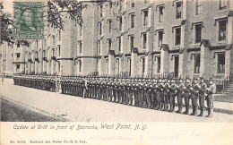 Usa - WEST POINT (NY) Cadets At Drill In Front Of Barracks - Publ. National Art Views Co. 2002 - Andere & Zonder Classificatie
