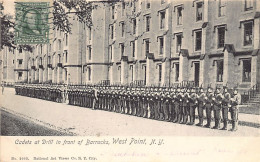 Usa - WEST POINT (NY) Cadets At Drill In Front Of Barracks - Publ. National Art Views Co. 2002 - Other & Unclassified