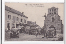 ISSARLES : Le Lac D'issarles, La Place Et L'eglise Et L'hotel Teyssier, Grand Hotel, Autobus - Tres Bon Etat - Otros & Sin Clasificación