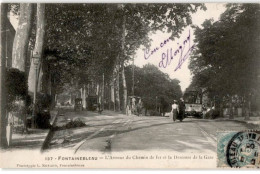 FONTAINEBLEAU: L'avenue Du Chemin De Fer Et La Descente De La Gare - Très Bon état - Fontainebleau