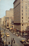 MONTRÉAL (P.Q.) La Rue Sainte Catherine - Ed. Benjamin News Co.  - Montreal