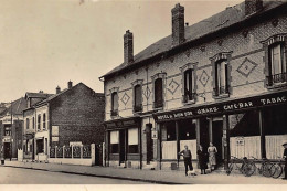 TORGNIER : Le Boulevard Gambetta Le Café-tabacs J. Maes - Tres Bon Etat - Autres & Non Classés