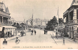 CABOURG - Le Grand Hôtel, Vue Prise De La Rue De La Mer - Très Bon état - Cabourg