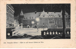 GRENOBLE L'Hiver - Effet De Nuit Devant L'Hôtel De Ville - Très Bon état - Grenoble