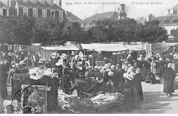 Scène De Marché à CONCARNEAU - L'Attrait Des Chiffons - Très Bon état - Concarneau