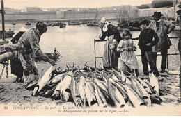 CONCARNEAU - Le Port - La Pêche Au Thon - Le Débarquement Du Poisson Sur La Digue - Très Bon état - Concarneau