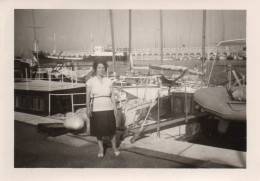 PHOTO - P - PHOTO ORIGINALE - FEMME DANS UN PORT DE PLAISANCE - PEUT ETRE SANREMO - A SITUER - FORMAT 12.5 X 8.9 - Personnes Anonymes