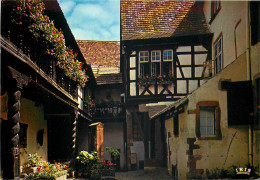 68 Riquewihr La Cour Des Cigognes Bordée De Galerie De Bois Et Son Puits De 1603  N° 2 \MM5005 - Riquewihr