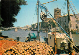 34 Agde   Bateaux De Pêche à Quai Cathédrale Et Le Nouveau Pont  N° 27 \MM5027 - Agde