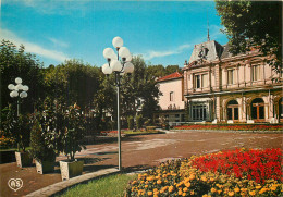 34  Lamalou Les Bains Le Casino Et Ses Jardins Fleuris         N° 30\MM5032 - Lamalou Les Bains