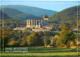  31  Saint Bertrand De Comminges La Cathédrale Et Village Dans Leur Cadre De Verdure       N° 28 \MM5043 - Saint Bertrand De Comminges