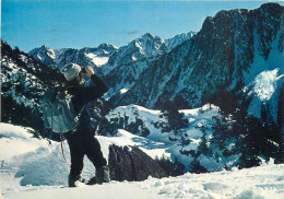 65 Cauterets  Les Pyrénées Parc National Guide Moniteur Observant Les Isards   N° 33 \MM5048 - Cauterets