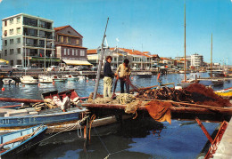 PALAVAS LES FLOTS   Retour De Pêche Bar Tabac Le Royal Hotel De France (Scan R/V) N° 14 \MM5049BIS - Palavas Les Flots