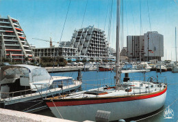 34 La Grande-Motte   Voilier Devant L'hotel FRANTEL    (Scan R/V) N° 25 \MM5049Und - Otros & Sin Clasificación