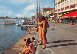 34 LE GRAU-D'AGDE     Les Quais Et Le Bateau De Promenade Du Fort BRESCOU    (Scan R/V) N° 33 \MM5049Vic - Sonstige & Ohne Zuordnung