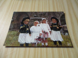 Enfants En Costume De Cornouaille (29). - Autres & Non Classés