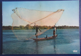 CPM CARTE POSTALE SCÈNE DE PÊCHE AU FILET EN AFRIQUE - Pesca