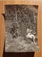 19426.   Fotografia D'epoca Donna Nella Vigna Che Mangia L 'uva1963 Badelice Benevento - 10x7,5 - Personnes Anonymes