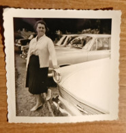 19440.   Fotografia D'epoca Donna Femme Primo Piano Con Auto Opel Aa '60 Italia - 9x9 - Personnes Anonymes