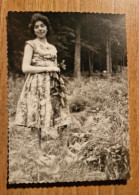 19441.   Fotografia D'epoca Donna Femme Nel Bosco Aa '60 Italia - 10x7 - Personnes Anonymes