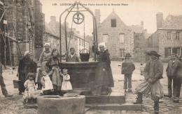 Locronan * La Grande Place Et Le Puits Banal * Enfants Villageois Coiffe Costume Coiffes - Locronan