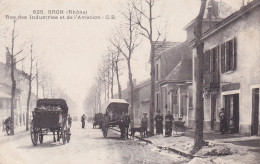 Bron (69 Rhône) Rue Des Industries Et De L'Aviation 1er Plan Attelage Transportant Lait édit. CB N° 625 Circulée FM 1917 - Bron