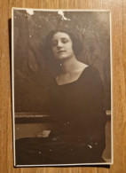 19442.   Fotografia Cartolina D'epoca Donna Femme 1923 Italia - 13x8,5 Foto Bolzoni Novara - Personnes Anonymes