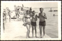 Bikini  Female  Woman Trunks Muscular Man And Boy On Beach Old Photo 9x13 Cm # 41208 - Anonymous Persons