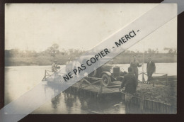 AUTOMOBILES - ANCIENNE -  FIAT ? - PASSAGE D'UNE RIVIERE - CARTE PHOTO ORIGINALE - PKW