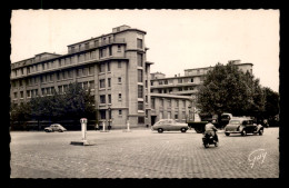 AUTOMOBILES - TRACTION MALLE BOMBEE - FORD VEDETTE - Voitures De Tourisme