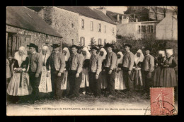 29 - PLOUGASTEL-DAOULAS - DEFILE DES MARIES APRES LA CEREMONIE RELIGIEUSE - Plougastel-Daoulas