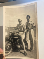 PHOTO PHOTOGRAPHIE SOLDATS MILITAIRES INDOCHINE , EN MOTO MOBYLETTE - Guerre, Militaire