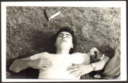 Man Guy  Laying Slipping On Grass Gay Int   Old   Photo  14x9cm # 41027 - Persone Anonimi