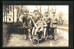 Foto-AK Soldat Im Rollstuhl Mit Seinen Kameraden  - Santé