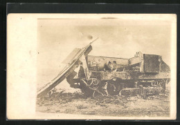 AK Zerstörter Panzer Auf Dem Feld Stehend  - War 1914-18