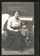 AK Junge Frau Mit Kleinem Soldaten An Der Hand, Kinder Kriegspropaganda  - Weltkrieg 1914-18