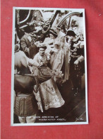 H. M. The Queen Arriving At Westminster Abbey Ref 6404 - Familias Reales