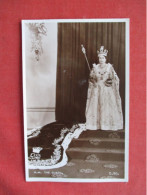 H. M. The Queen  Ref 6404 - Familias Reales