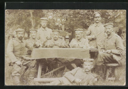 Foto-AK Soldaten Am Gartentisch Beim Kartenspiel  - Spielkarten